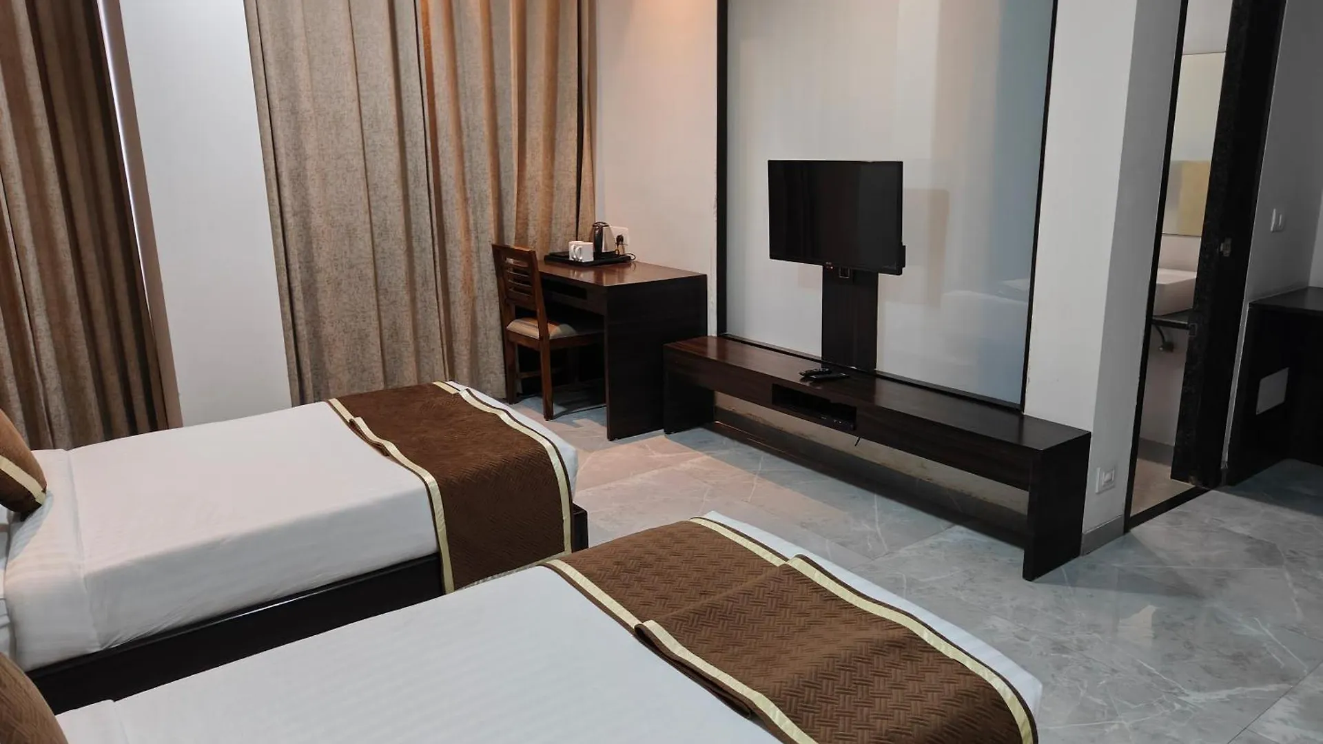 Hotel Savi Suryaprakash 우다이푸르
